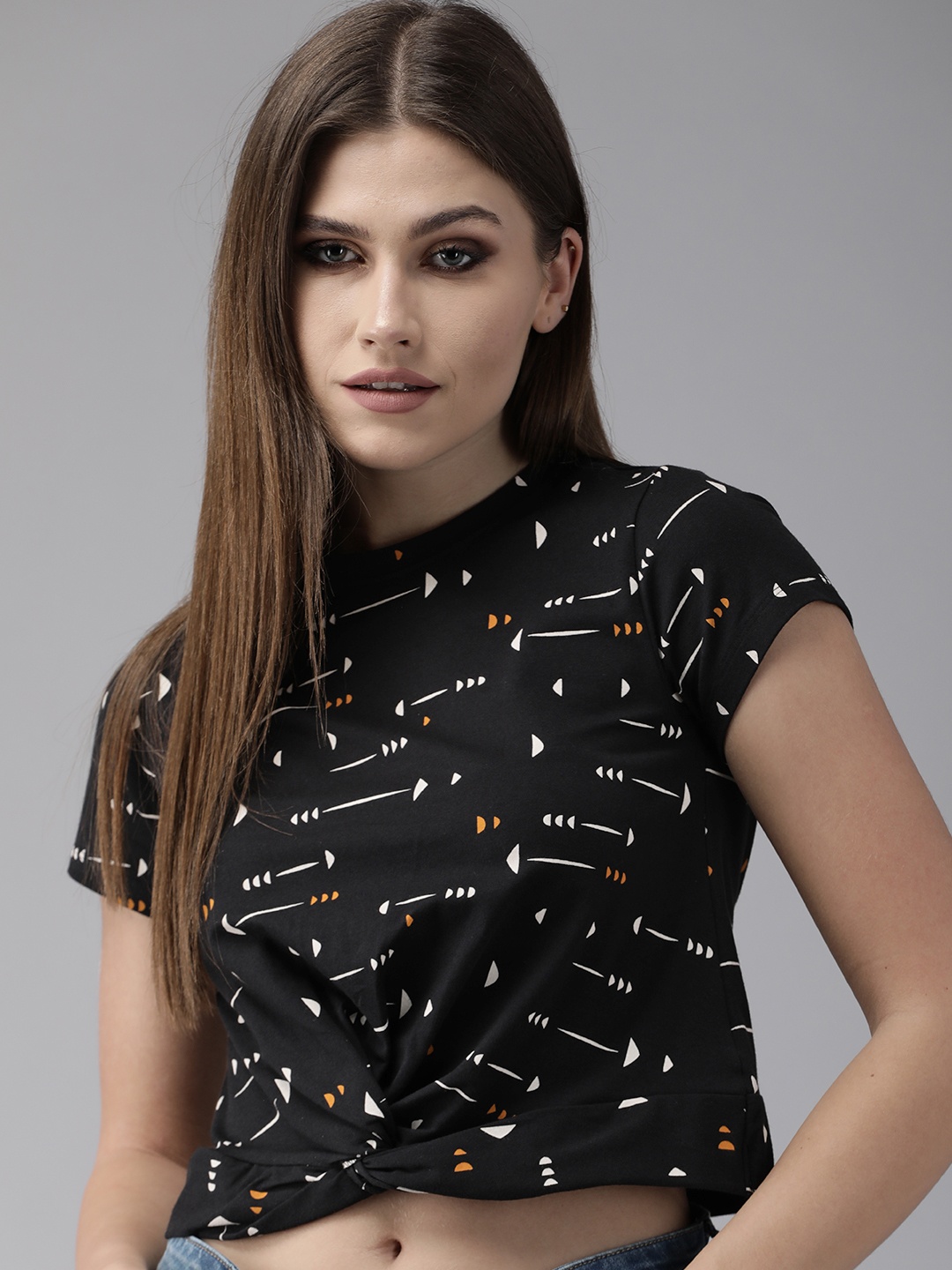

Roadster Black & White Geometric Print Twisted Crop Top