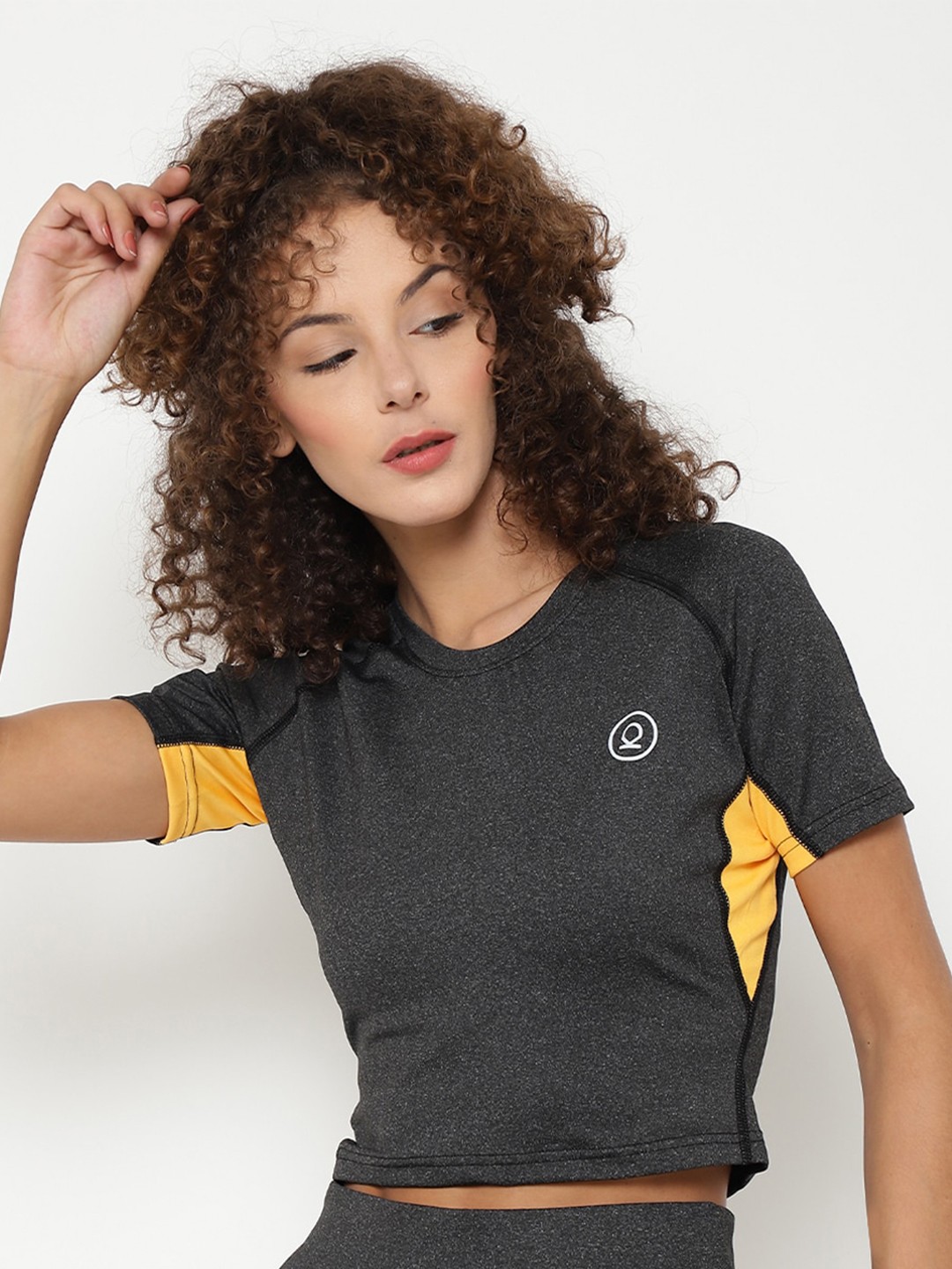 

CHKOKKO Women Grey Yellow Regular Gym Crop Top