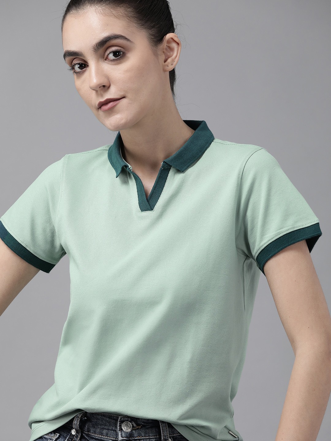 

Roadster Women Green Solid Polo Collar Tonal Ribbed Single Dyed T-shirt