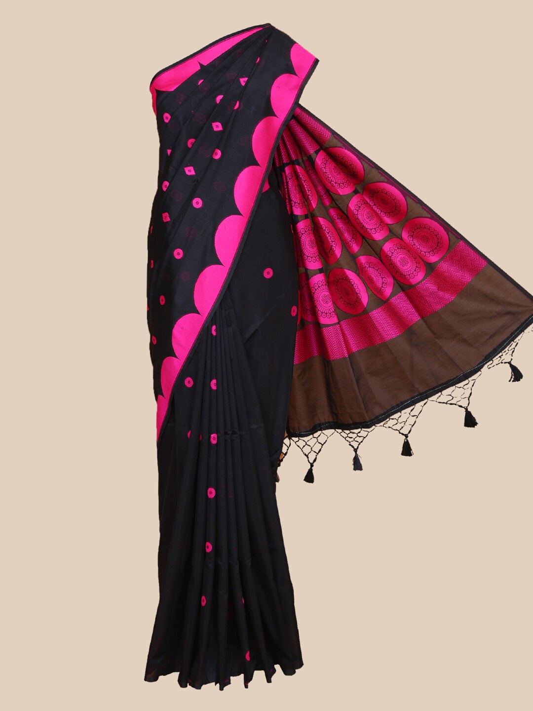 

The Chennai Silks Black & Fuchsia Geometric Printed Saree