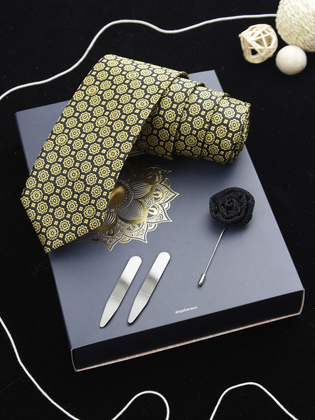 

PELUCHE Men Golden & Black Woven Design Broad Tie with Brooch & Collar Stay, Gold