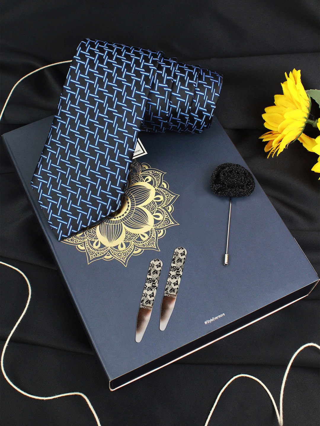 

PELUCHE Men Navy Blue Printed Broad Tie with Brooch & Collar Stay