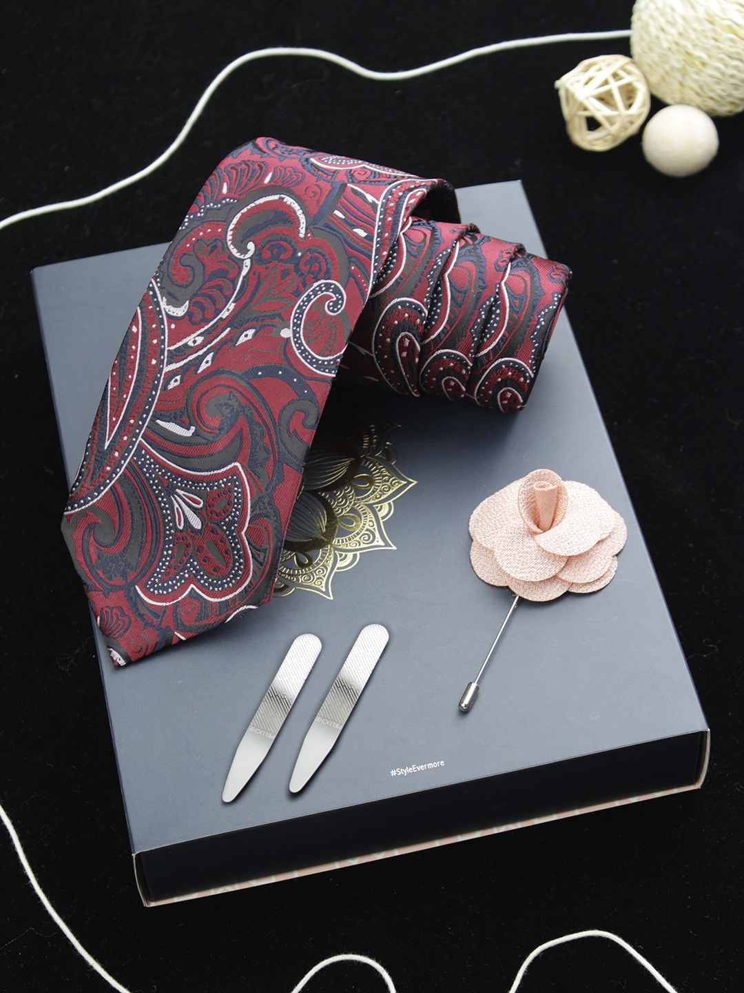 

PELUCHE The Ornamental Red & Black Printed Broad Tie Gift Box