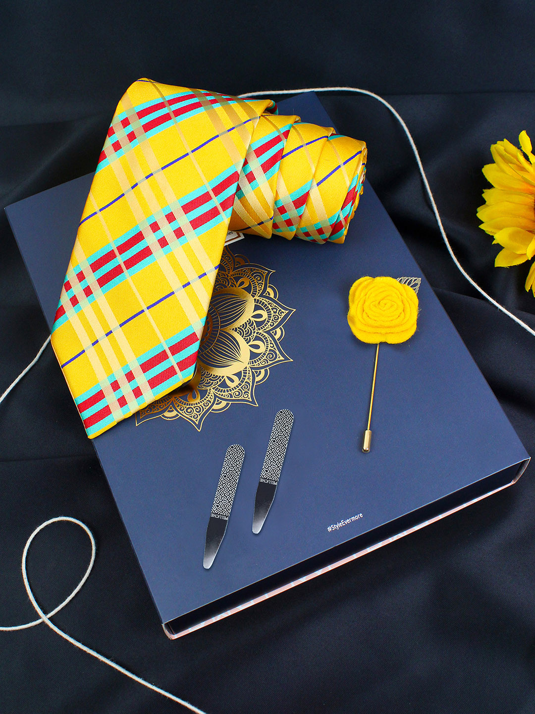 

Peluche The Elegant Yellow & Red Striped Broad Tie Gift Box