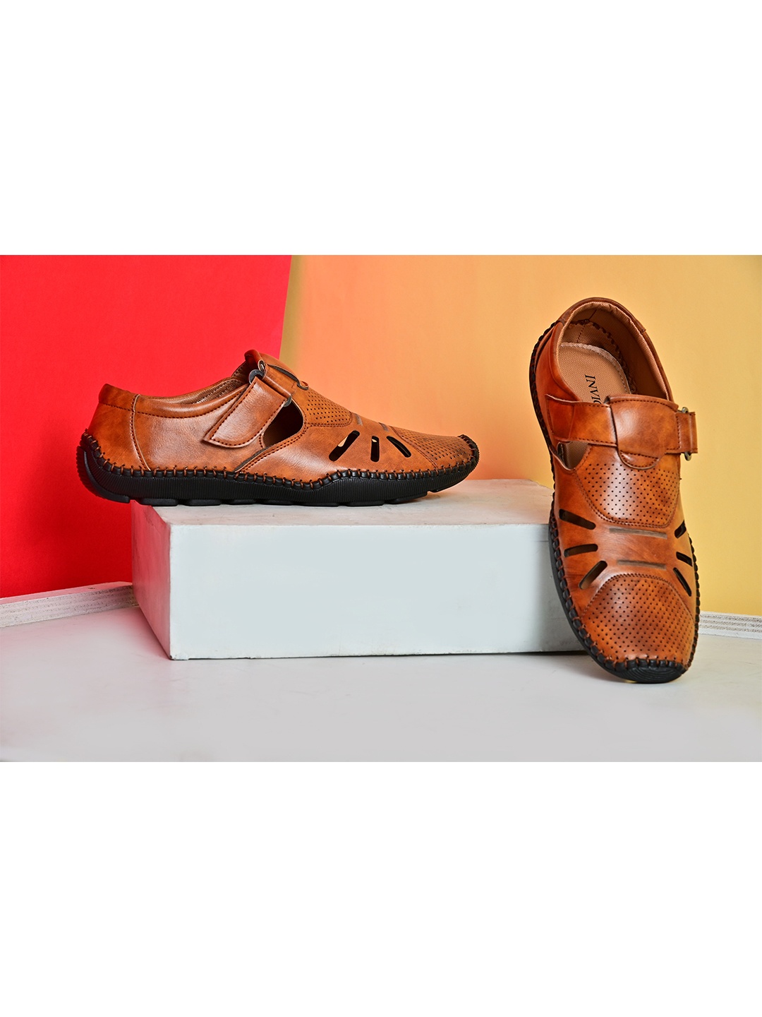 

INVICTUS Men Tan & Black Cut-work PU Shoe-Style Sandals