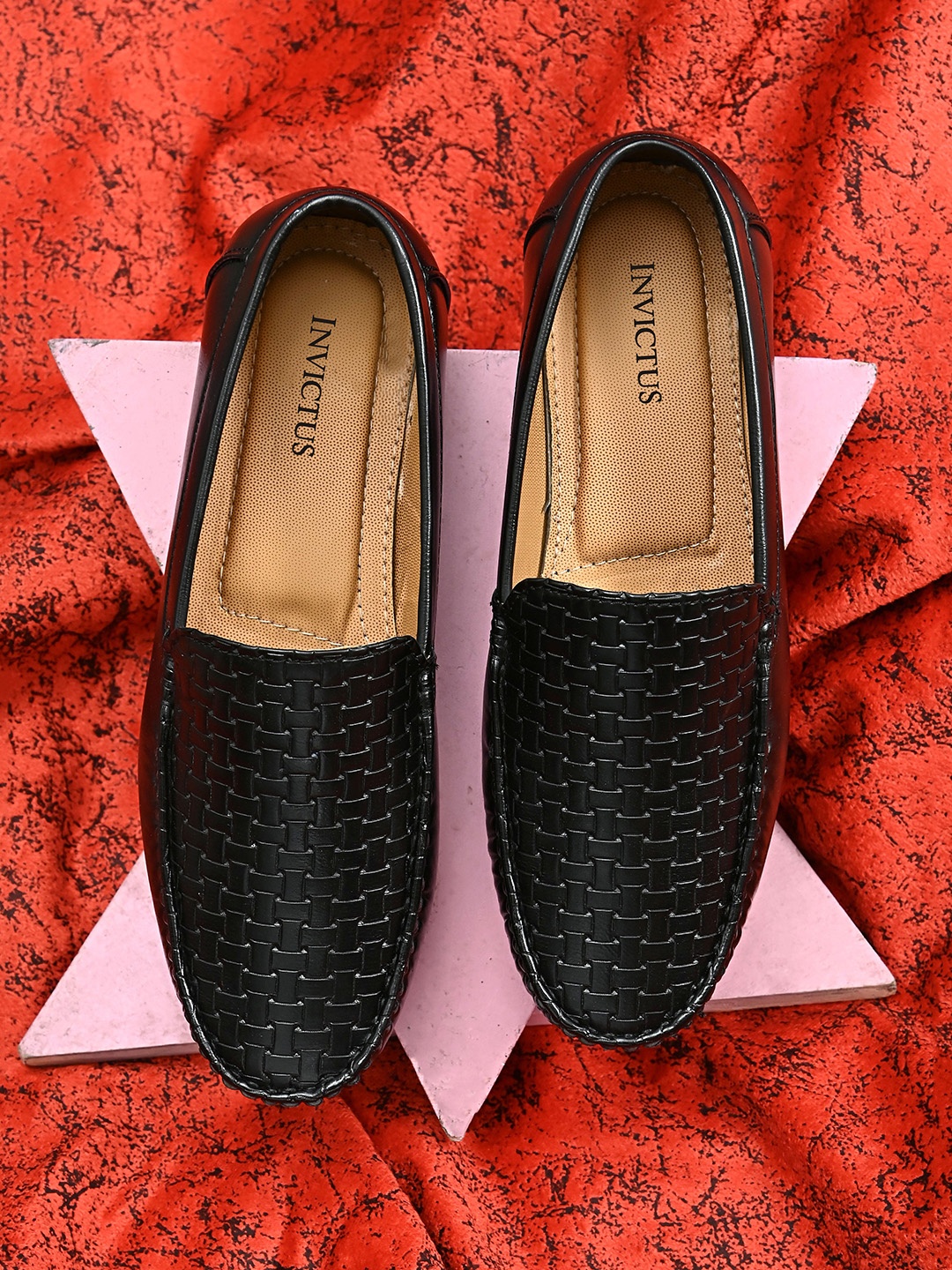 

INVICTUS Men Black Textured Loafers