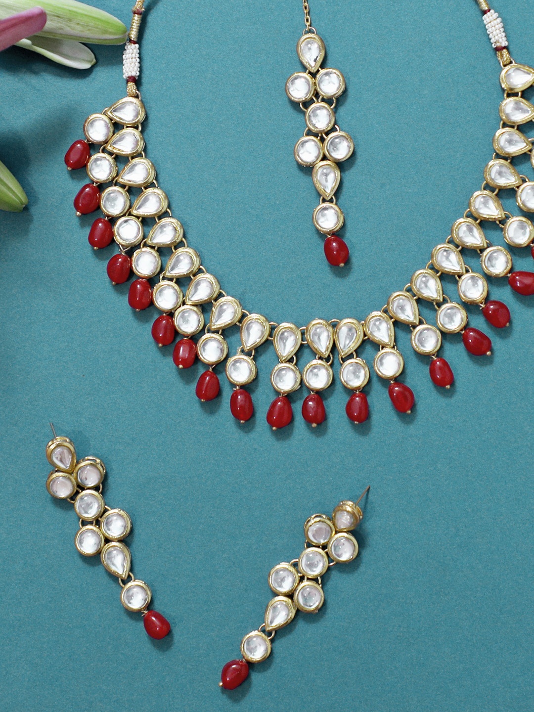 

KARATCART Gold-Plated White & Red Kundan-Studded & Beaded Handcrafted Choker Jewellery Set