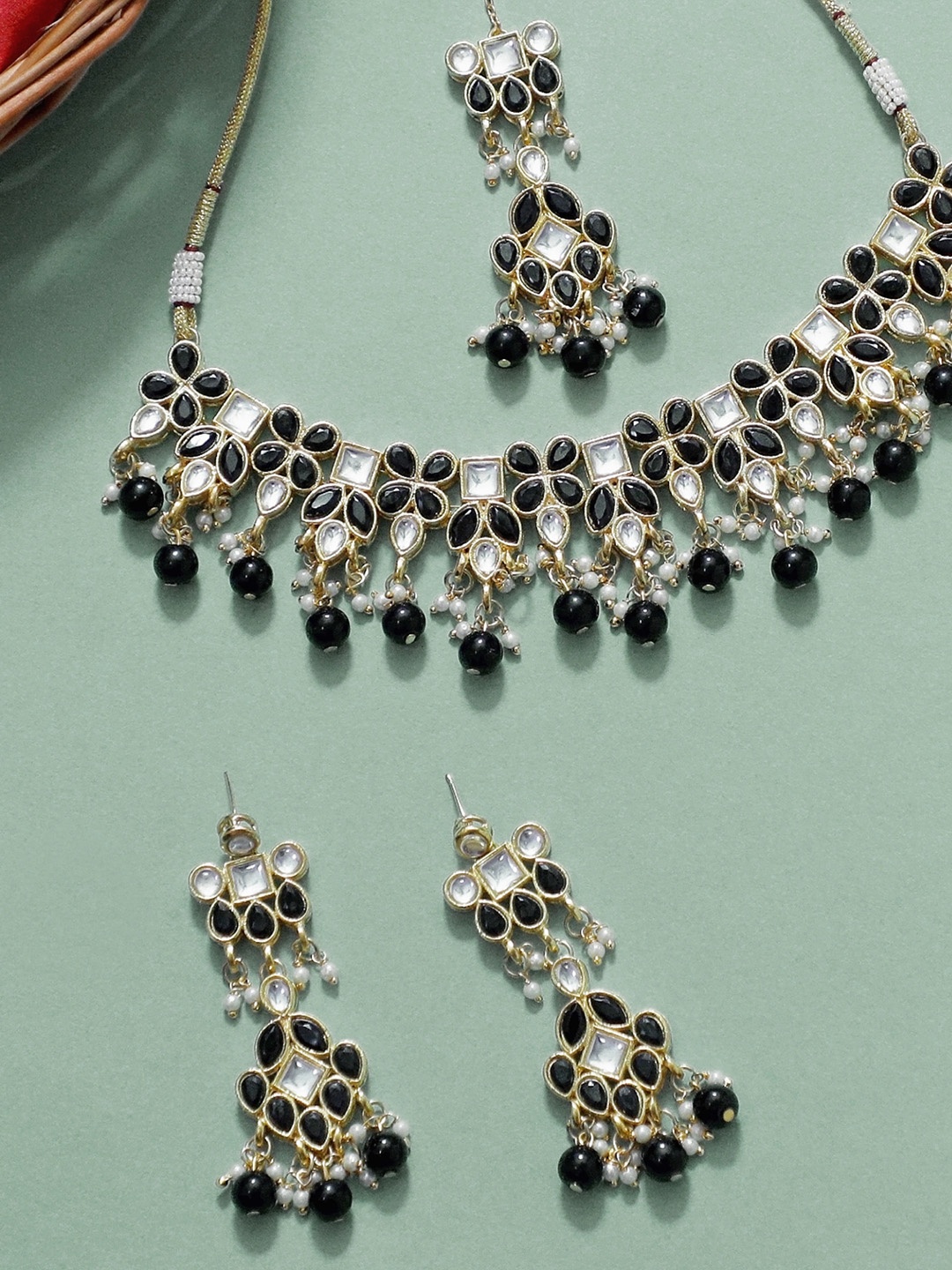 

KARATCART White Kundan-Studded & Beaded Handcrafted Jewellery Set With Maang Tika, Gold