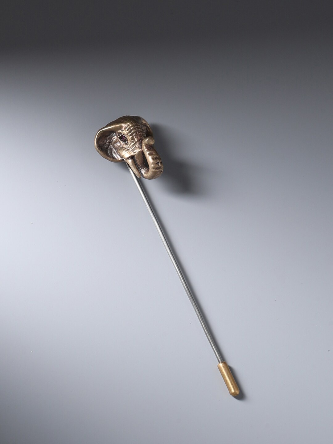 

COSA NOSTRAA Metallic-Toned Antique The Majesty Lapel Pin