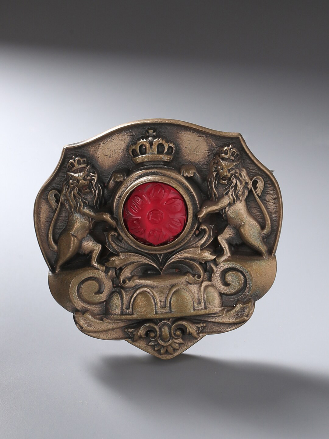

COSA NOSTRAA Men Antique Gold-Toned The Royal Club Brooch