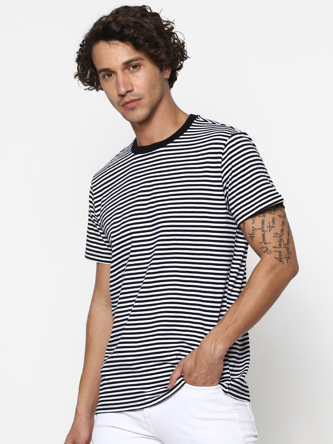 

FOREVER 21 Men Black Striped T-shirt