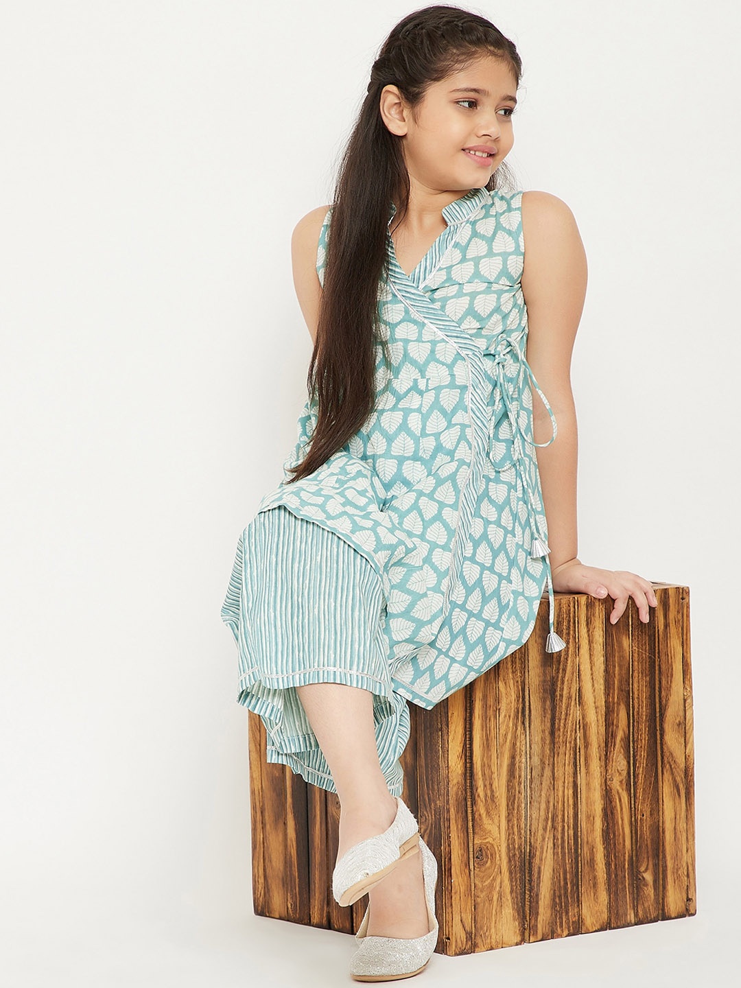 

Stylo Bug Girls Green Ethnic Motifs Printed Angrakha Pure Cotton Kurta with Palazzos