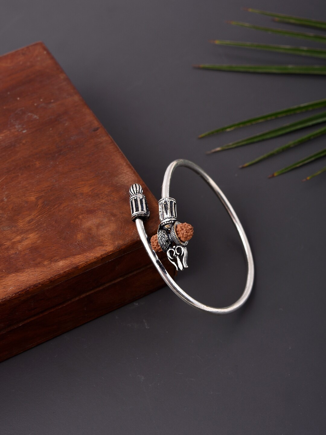 

Tistabene Men Brown & Silver-Toned Temple Charm Bracelet