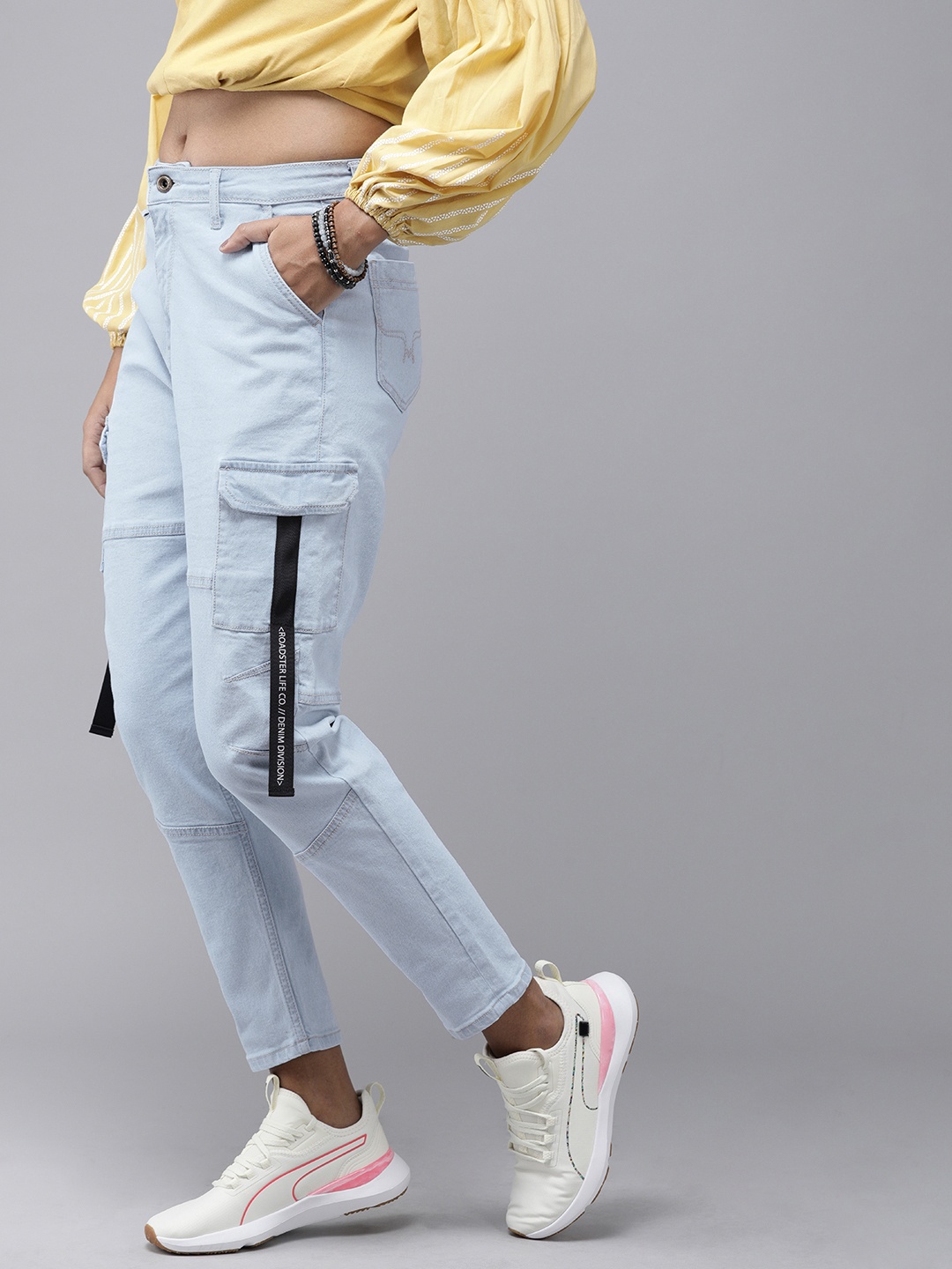 

Roadster Women Blue Boyfriend Fit Light Fade Stretchable Jeans
