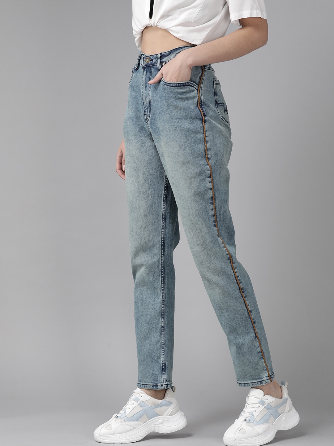 

Roadster Women Blue Boyfriend Fit Light Fade Stretchable Jeans
