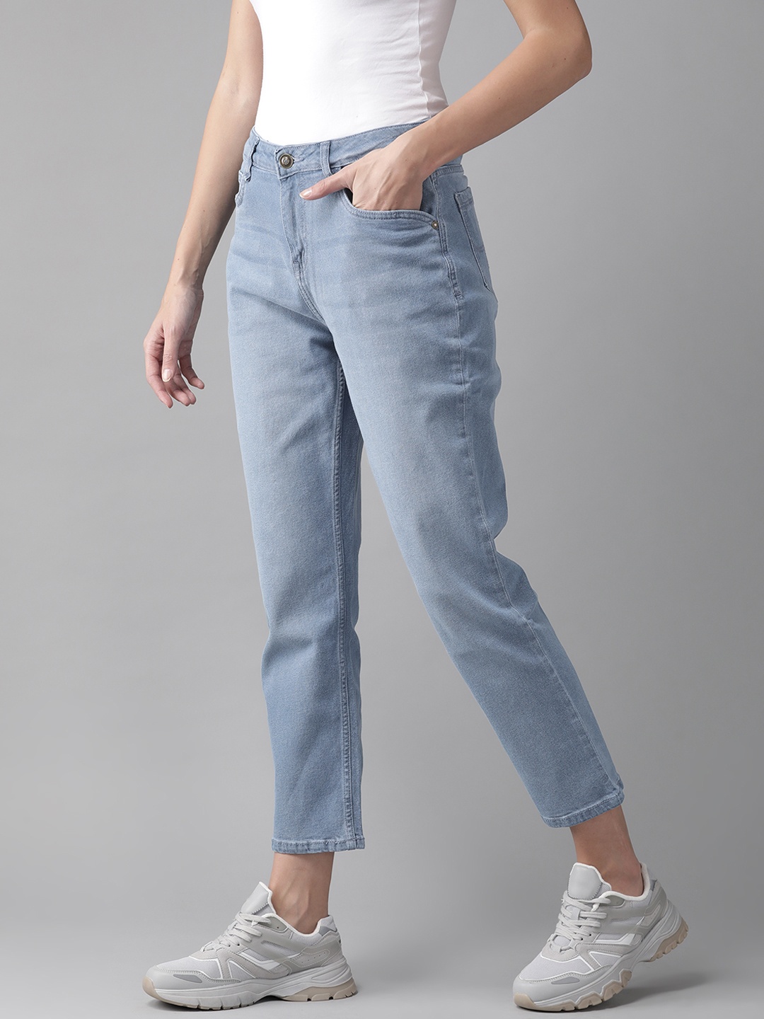 

Roadster Women Blue Boyfriend Fit Light Fade Stretchable Jeans