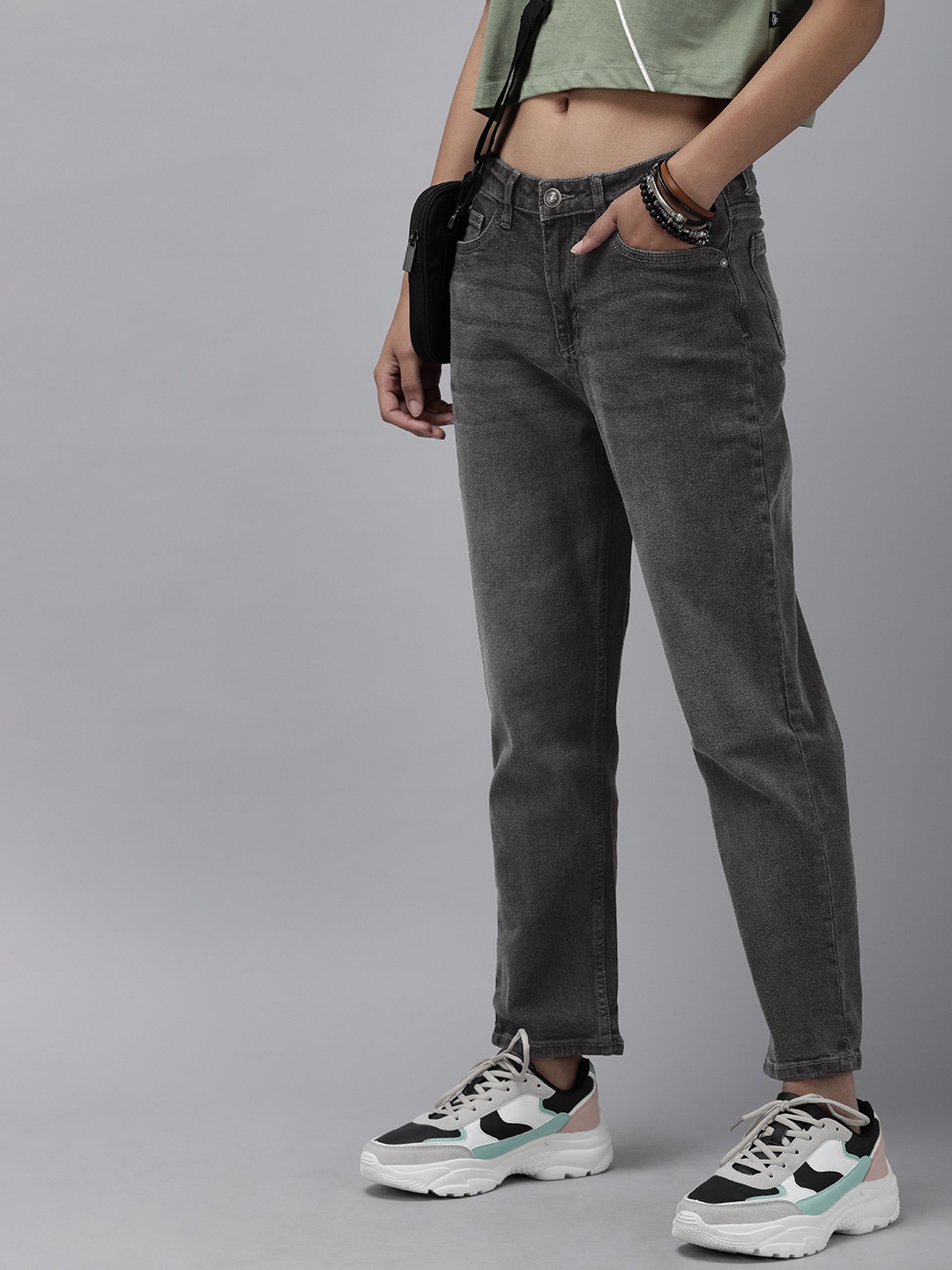 

Roadster Women Grey Macky Boyfriend Fit Light Fade Mid Rise Stretchable Jeans
