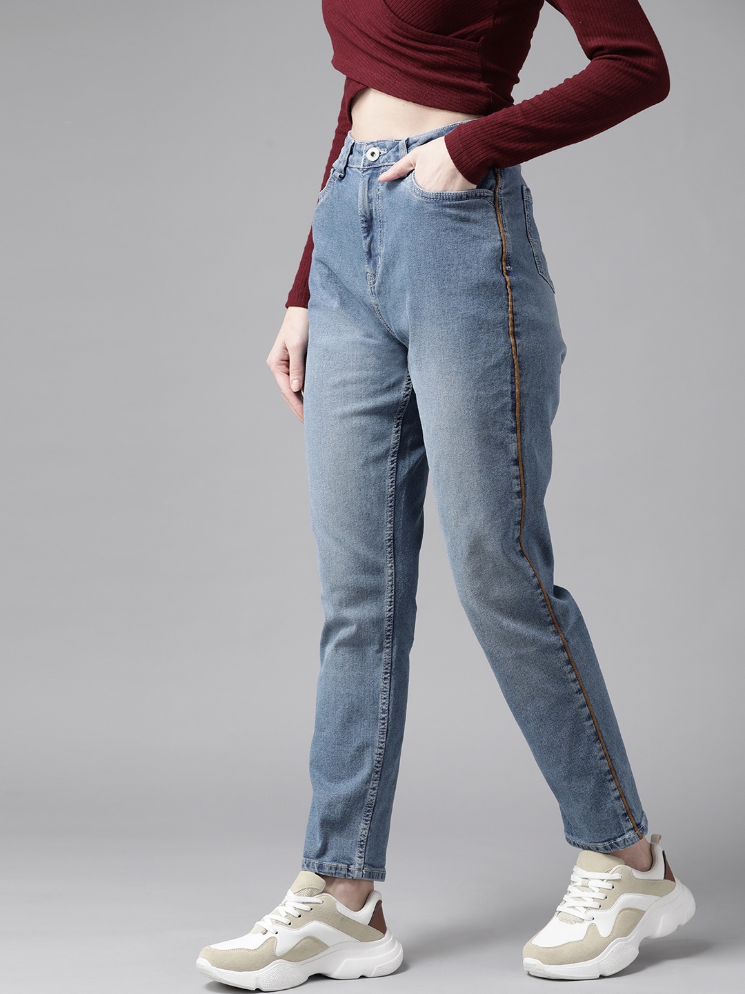 

Roadster Women Blue Boyfriend Fit Light Fade Stretchable Jeans