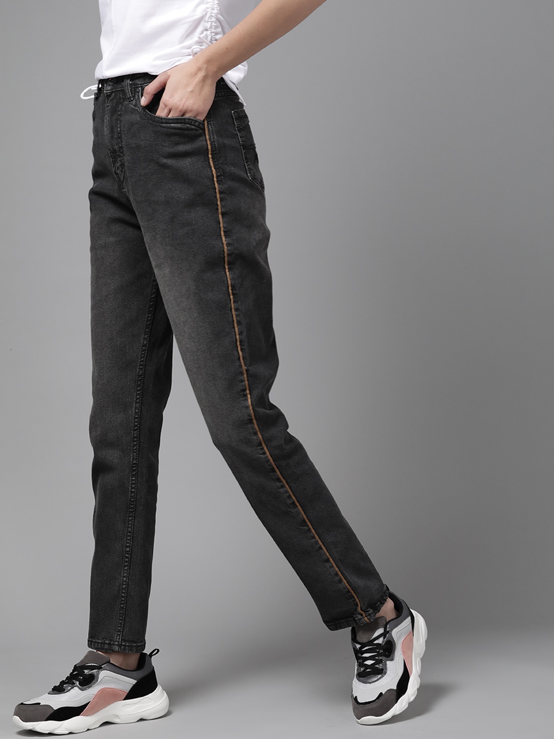 

Roadster Women Black Boyfriend Fit Light Fade Stretchable Jeans