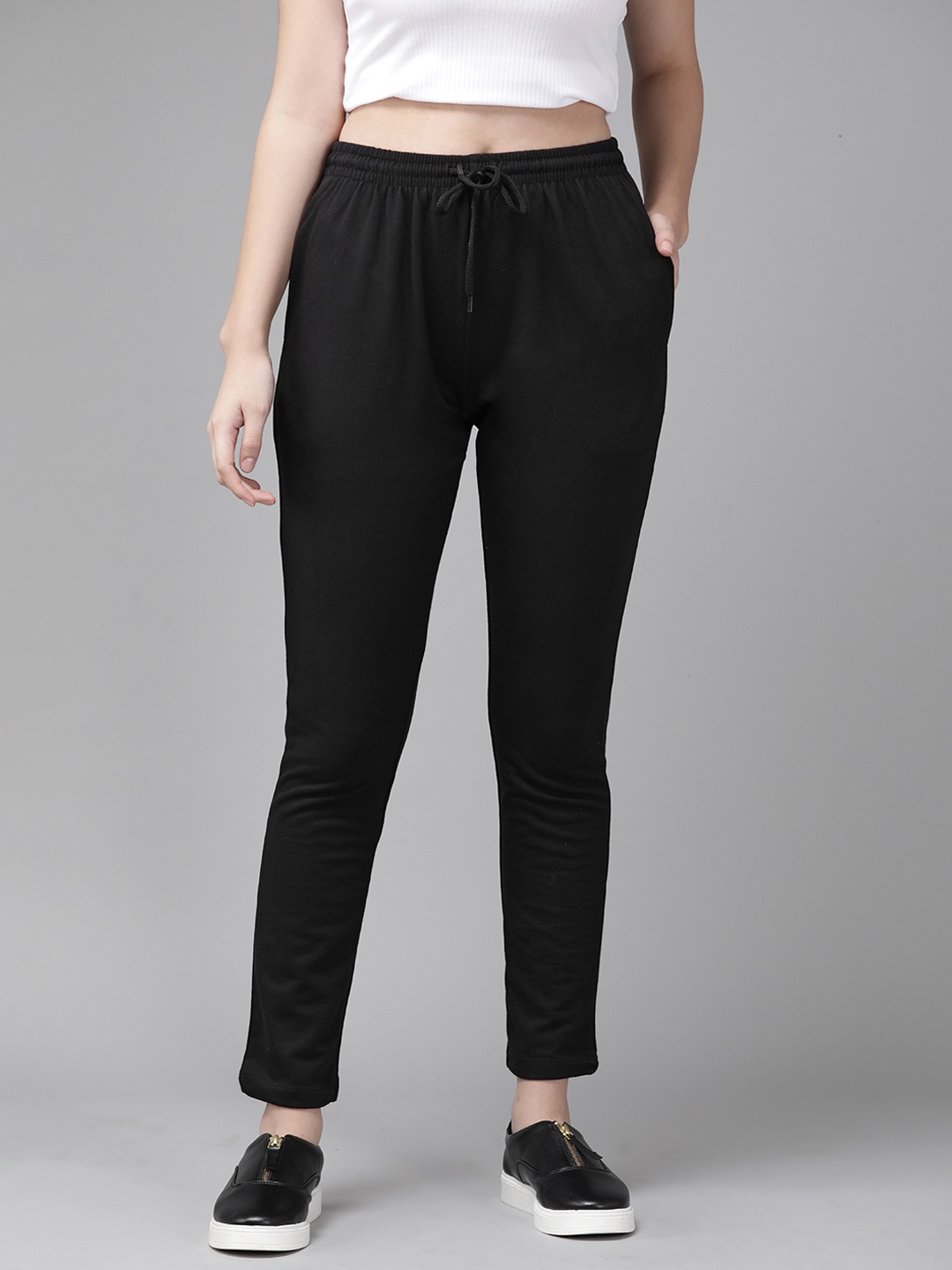 

Roadster Women Black Solid Cropped Track Pants