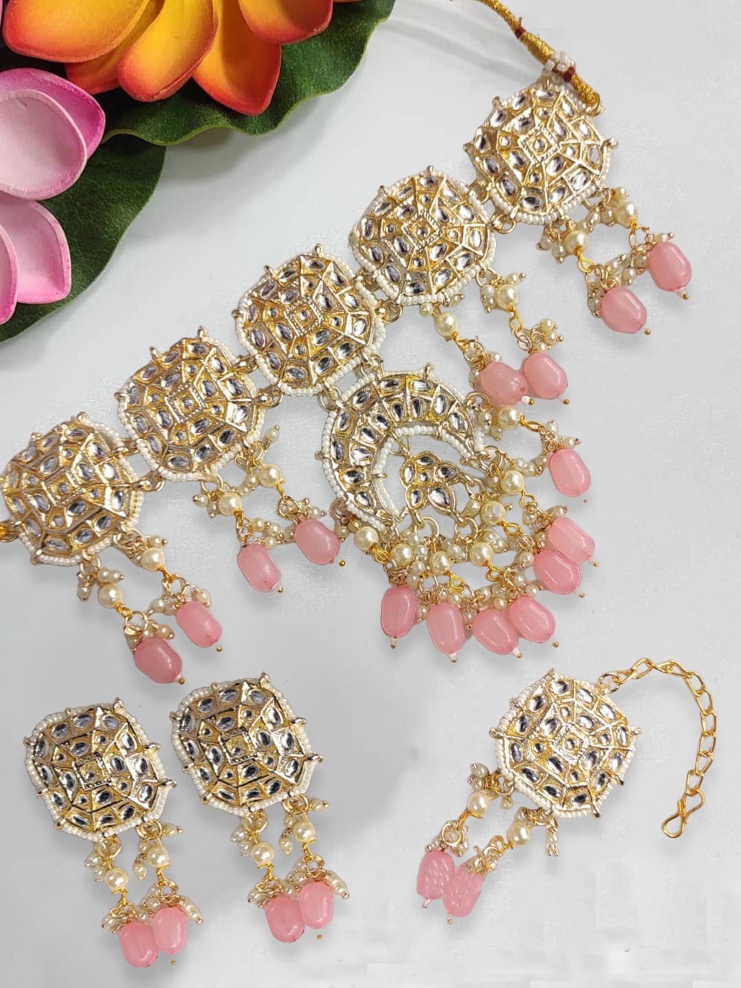 

OOMPH Gold-Plated White & Pink Kundan-Studded Beaded Jadua Choker Jewellery Set