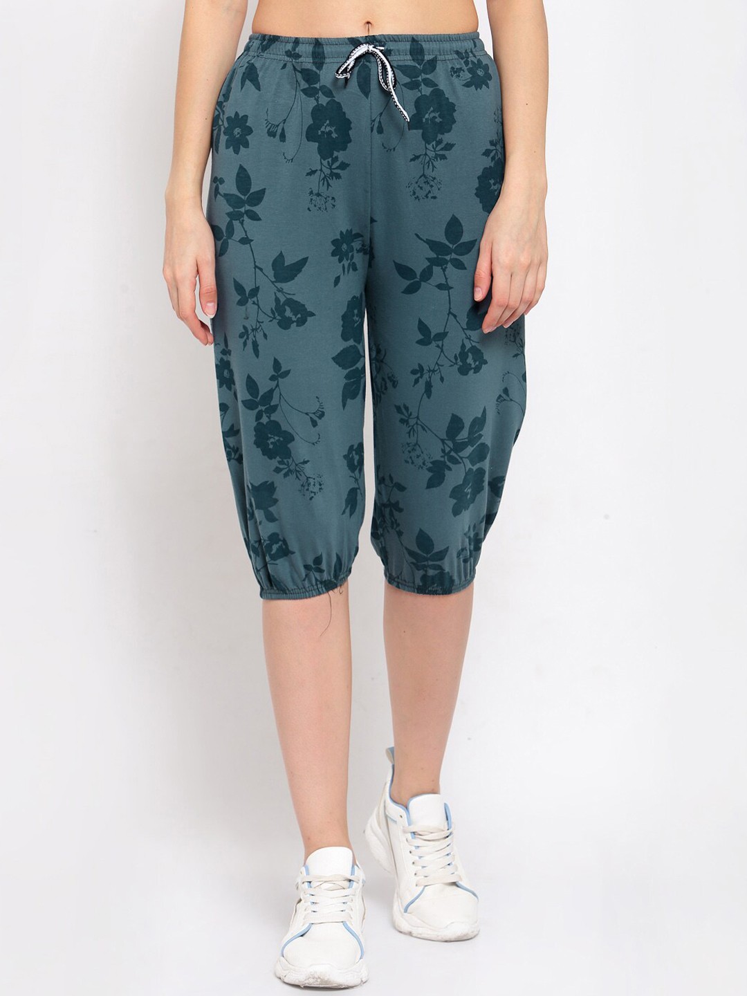

KLOTTHE Women Green Printed Cotton Capris