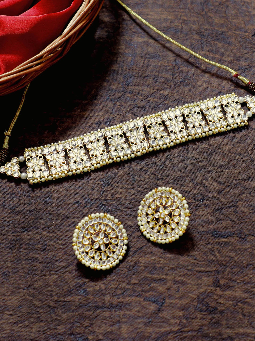 

KARATCART Gold-Plated White Kundan-Studded & Beaded Handcrafted Jewellery Set