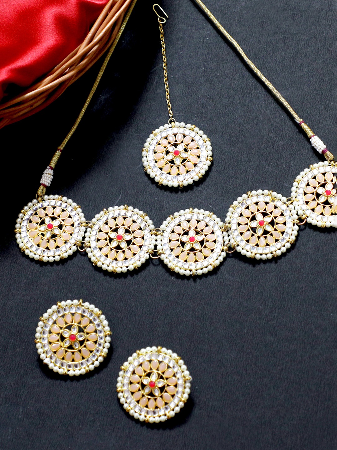

KARATCART Gold-Plated Peach-Coloured & White Kundan-Studded & Beaded Handcrafted Jewellery Set