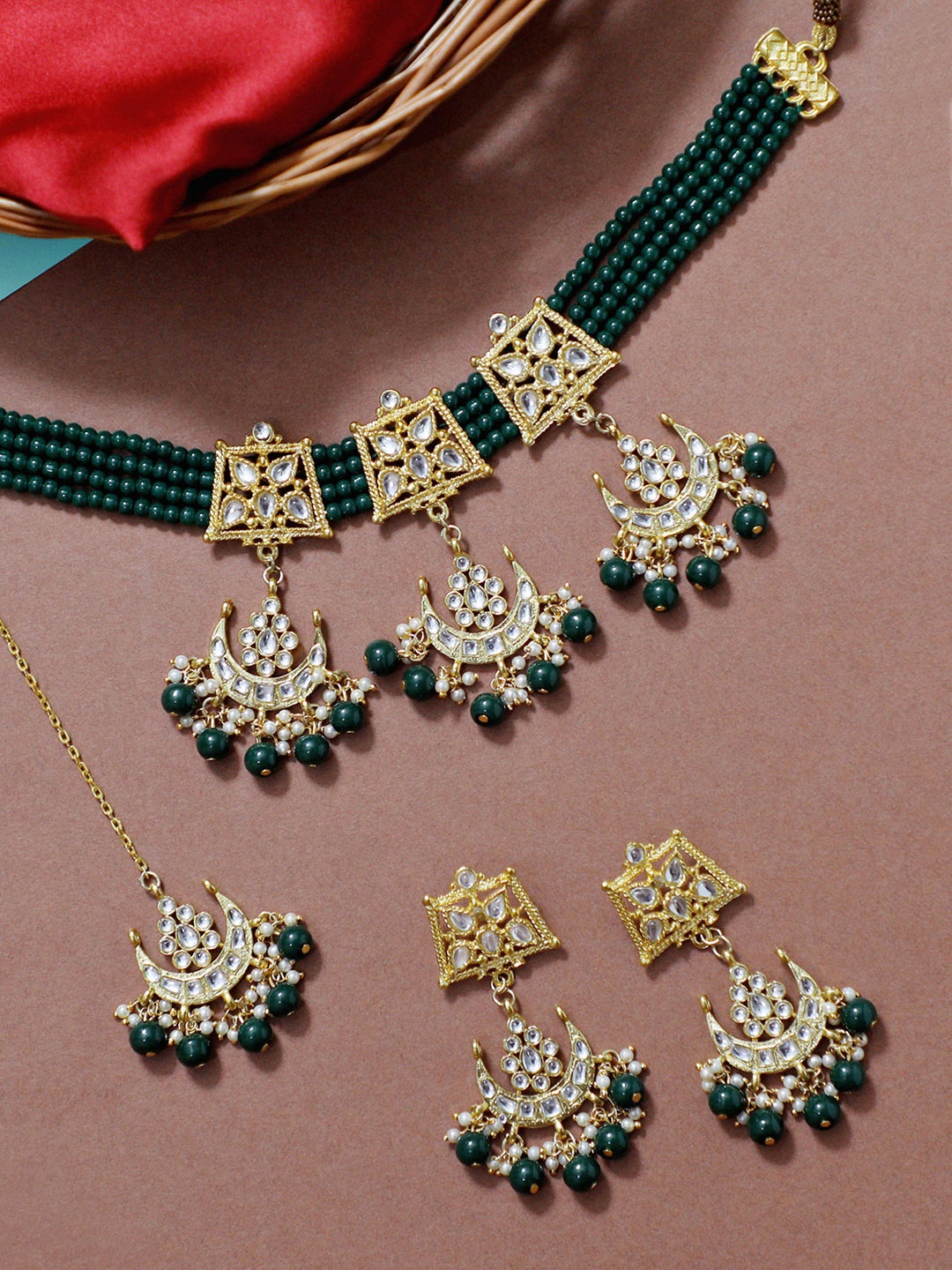 

KARATCART Gold-Plated Green & White Kundan Studded & Beaded Handcrafted Jewellery Set