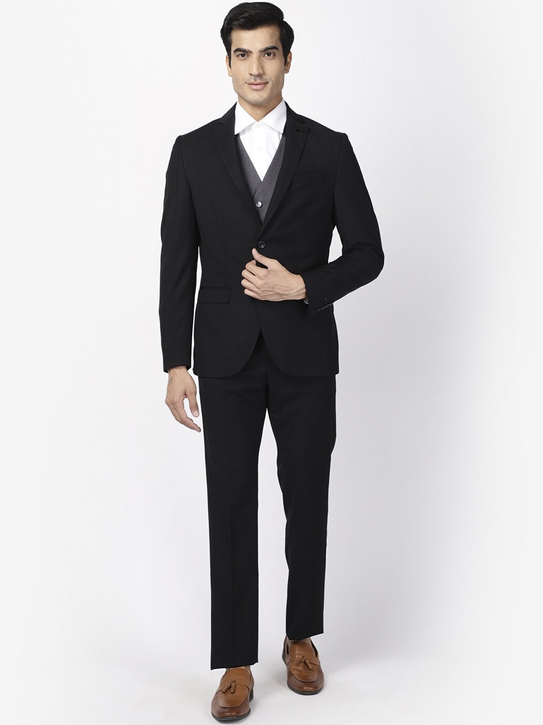 

Blackberrys Men Black & Grey Solid Slim-Fit Single-Breasted Three-Piece Formal Suit