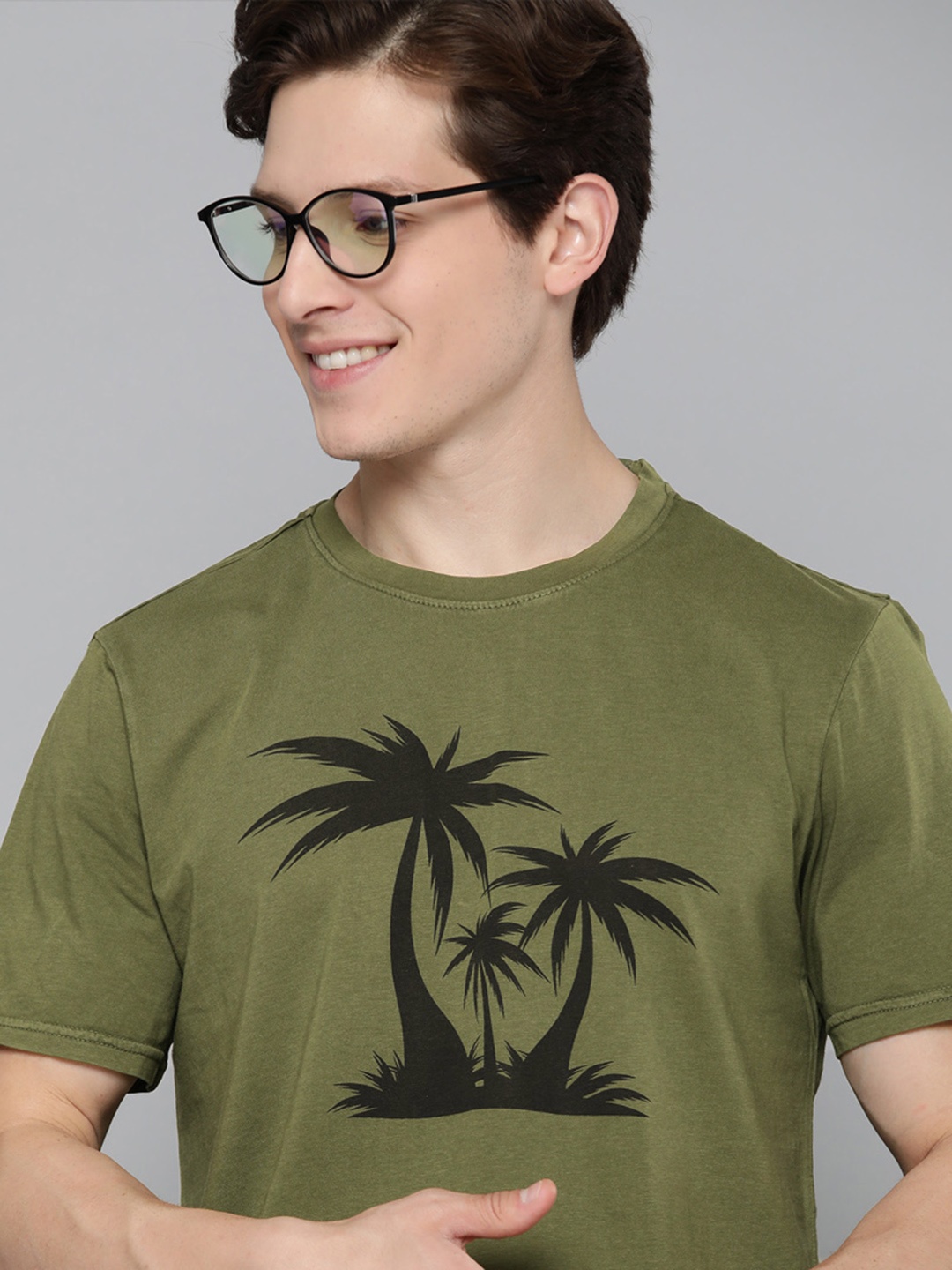 

Mast & Harbour Men Olive Green & Black Pure Cotton Printed Tropical T-shirt
