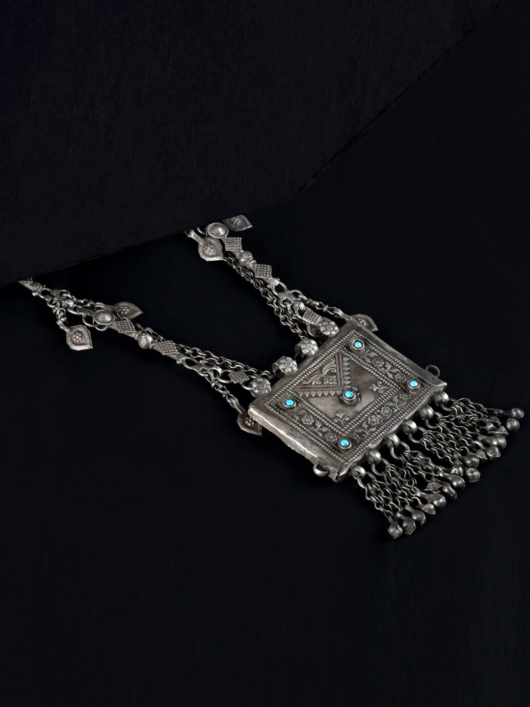 

SANGEETA BOOCHRA Silver-Toned & Turquoise Blue Silver Oxidised Necklace