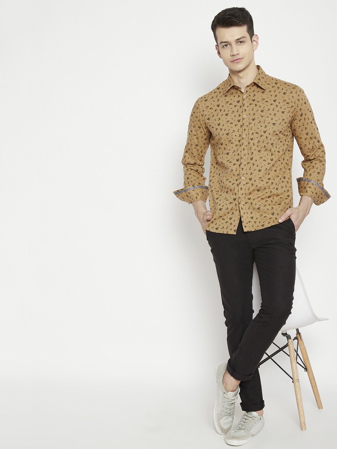 

Crimsoune Club Men Beige Slim Fit Floral Printed Casual Shirt