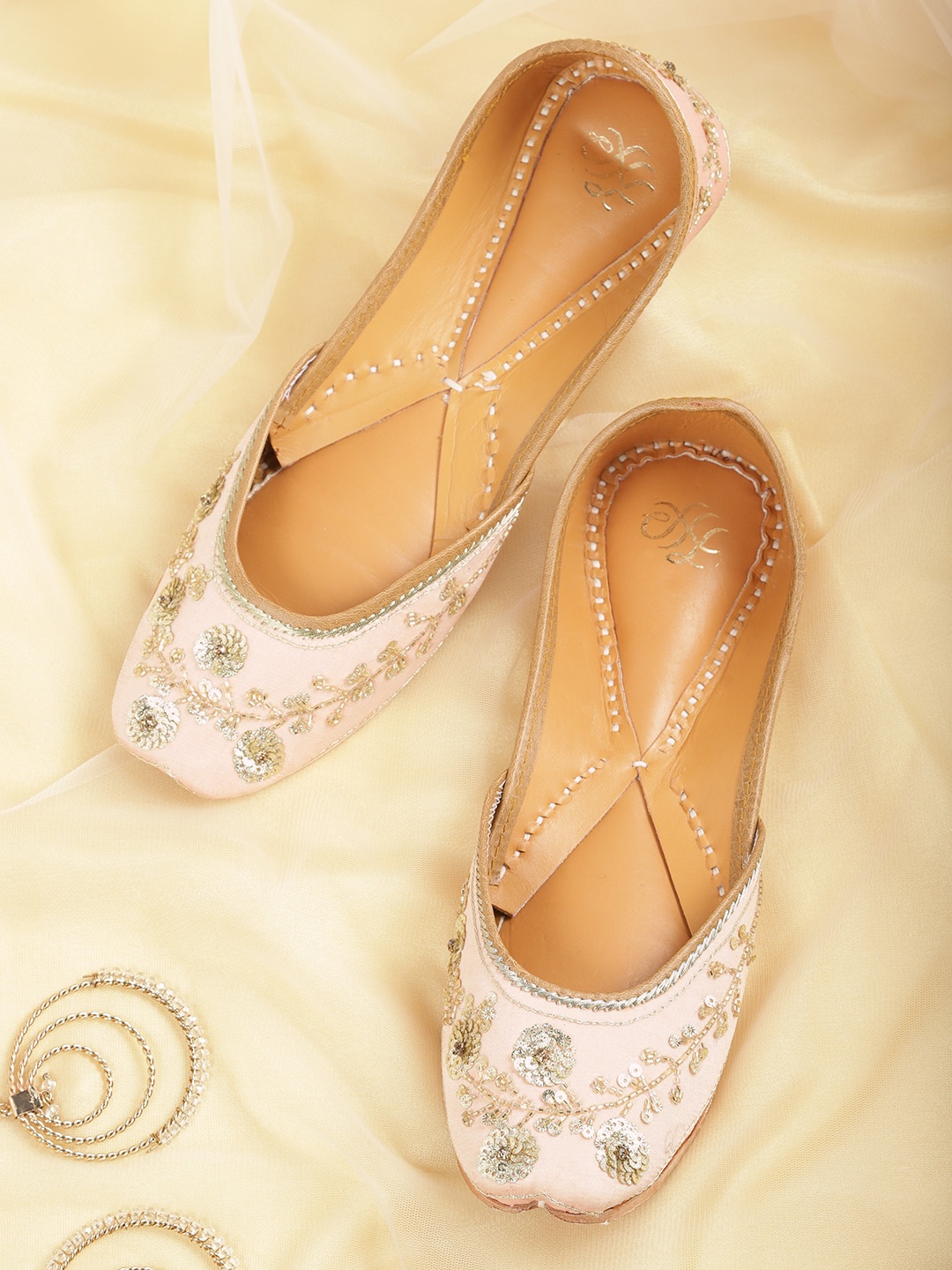 

House of Pataudi Peach-Coloured & Gold-Toned Ethnic Embellish Handcrafted Leather Mojaris