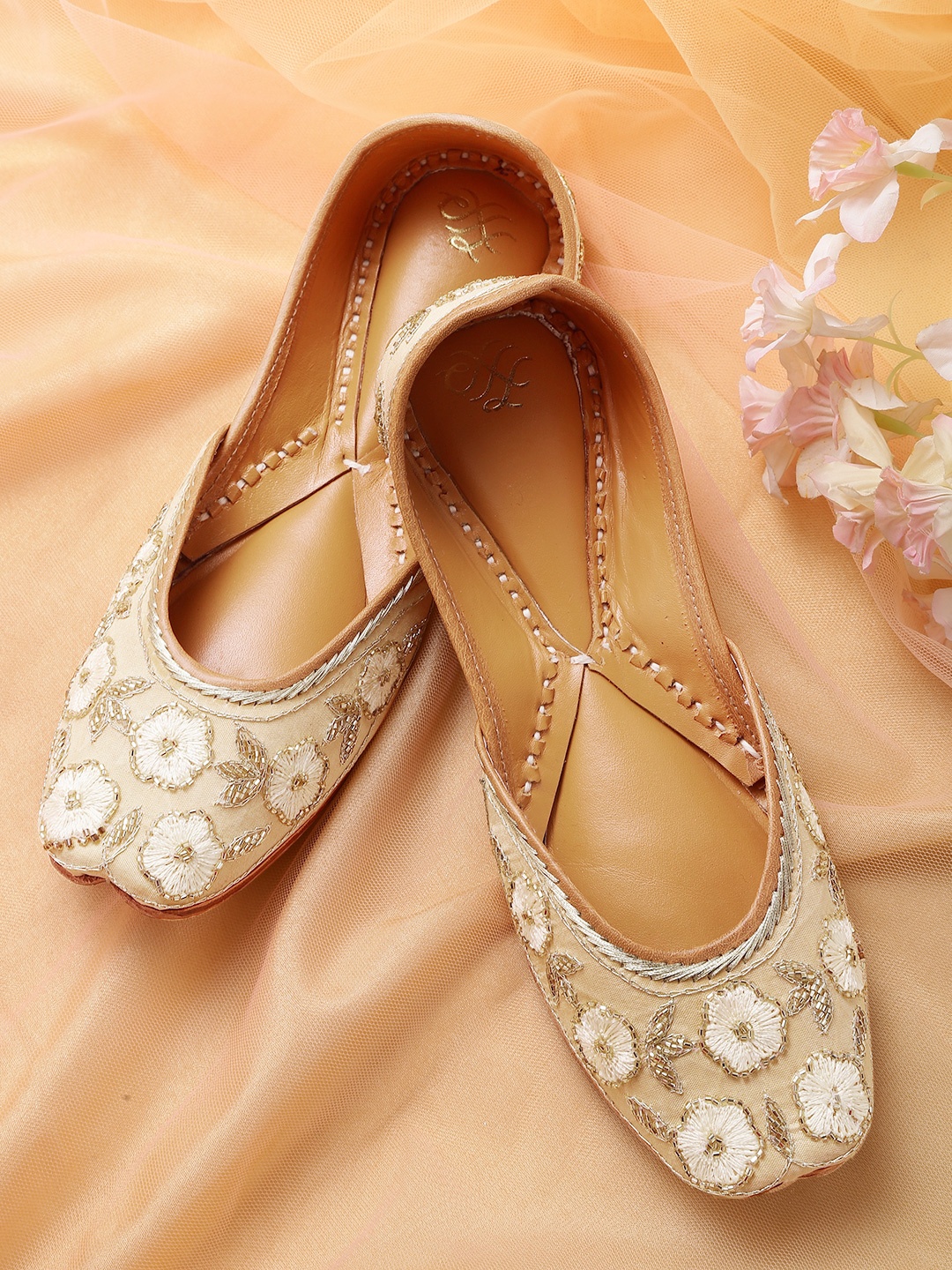 

House of Pataudi Women Beige & White Floral Embroidered Handcrafted Mojaris