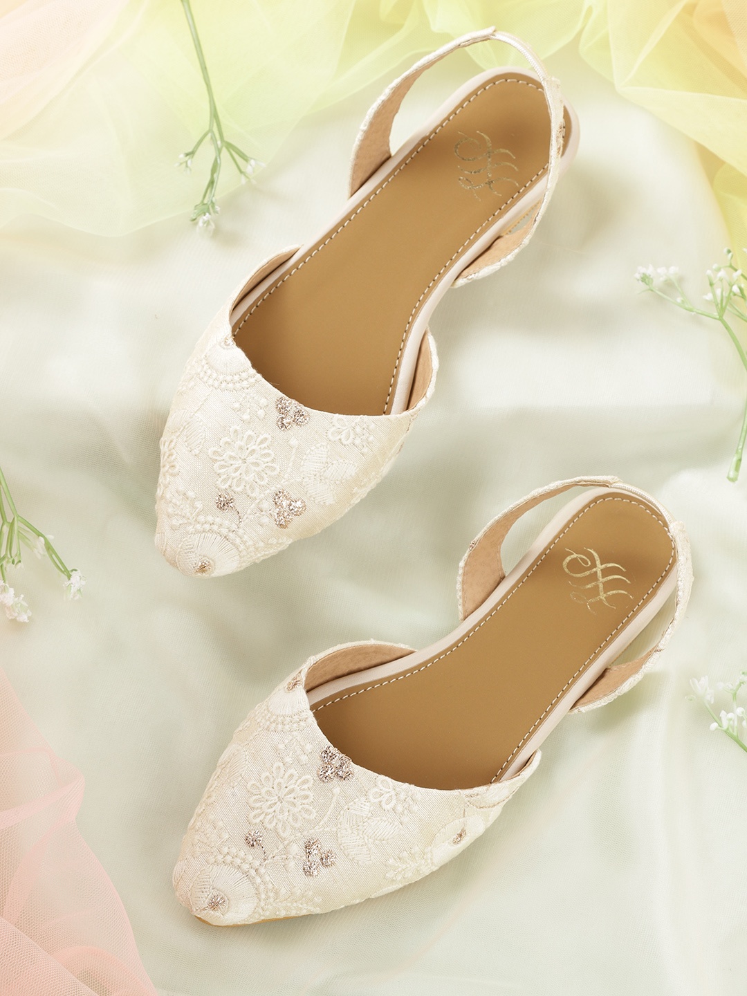 

House of Pataudi Women Beige & White Ethnic Embellished Leather Handcrafted Mules & Pouch