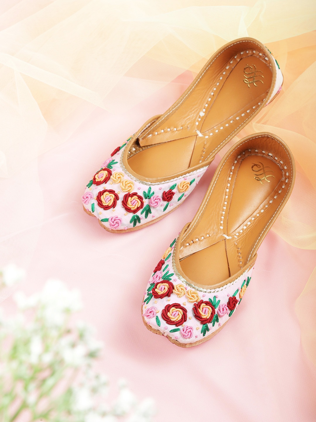 

House of Pataudi Women White & Maroon Embellished Handcrafted Mojaris