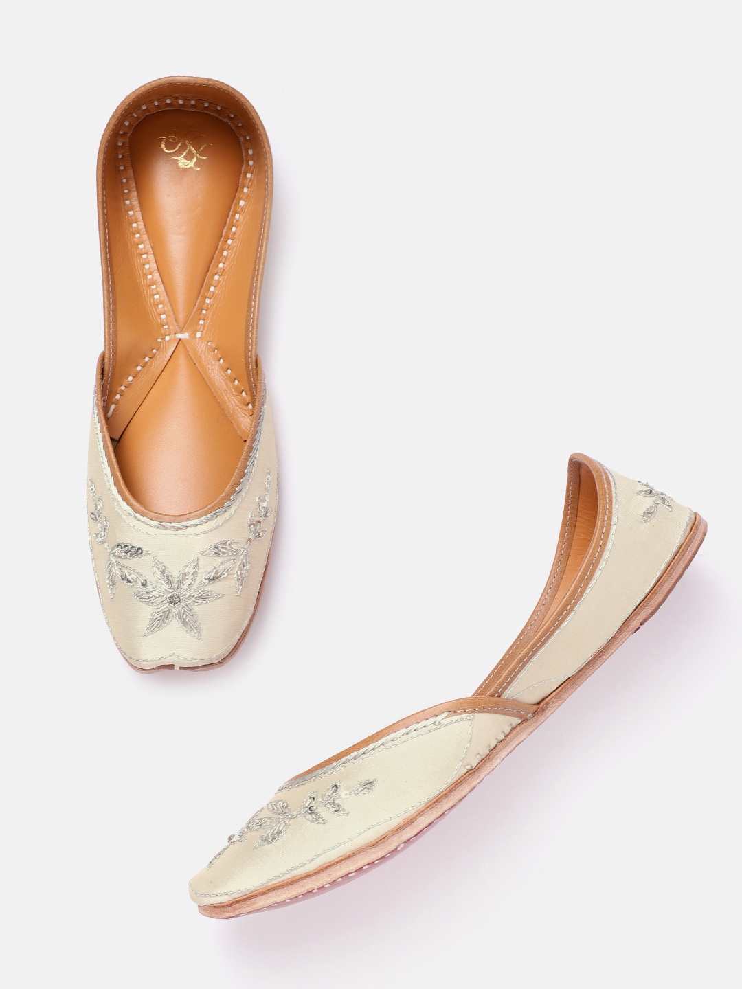 

House of Pataudi Women Off-White & Silver-Toned Handcrafted Embroidered Mojaris