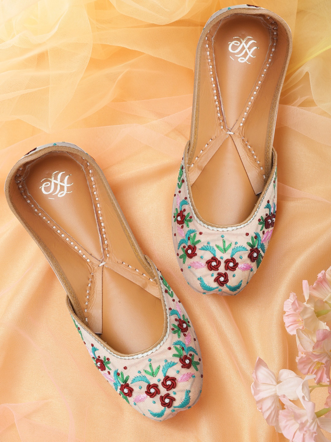 

House of Pataudi Women Peach-Coloured & Maroon Handcrafted Embellished Mojaris