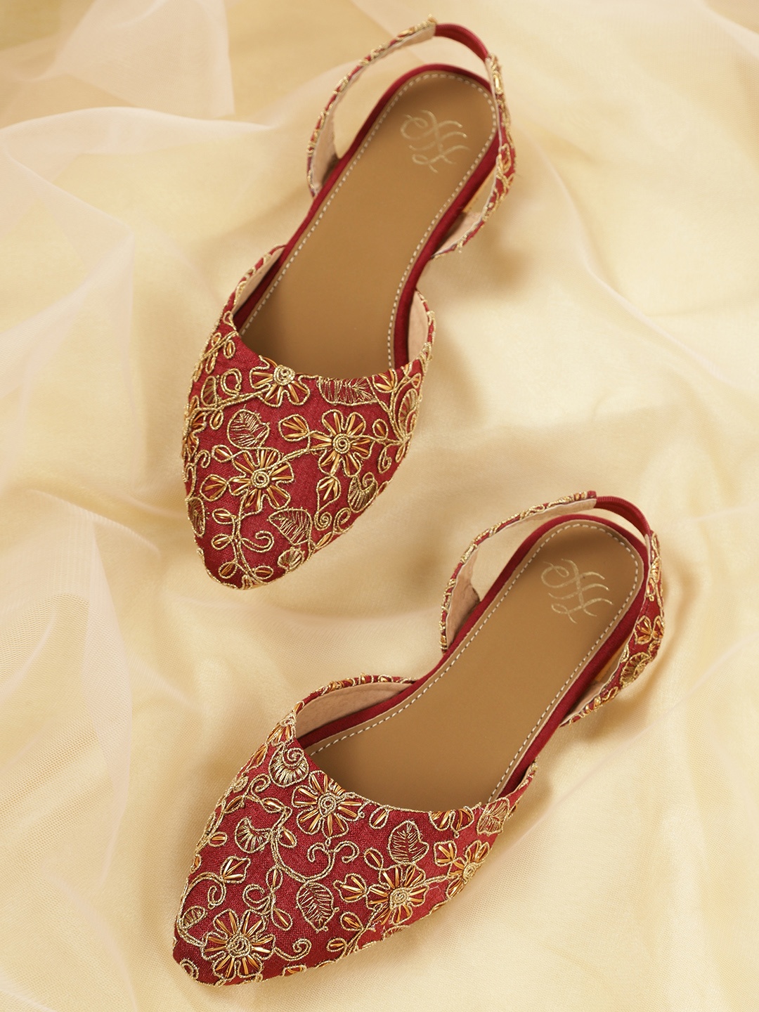 

House of Pataudi Women Maroon & Gold Ethnic Embellished Leather Handcrafted Mules & Pouch