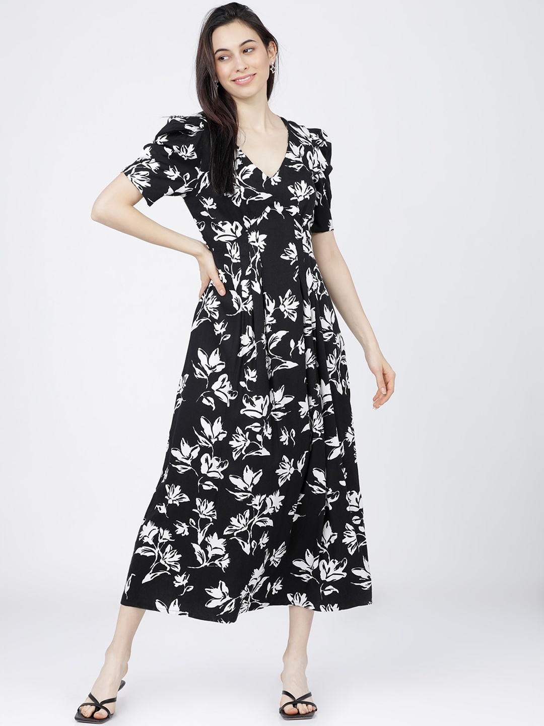 

Tokyo Talkies Women Black & White Floral Midi Dress