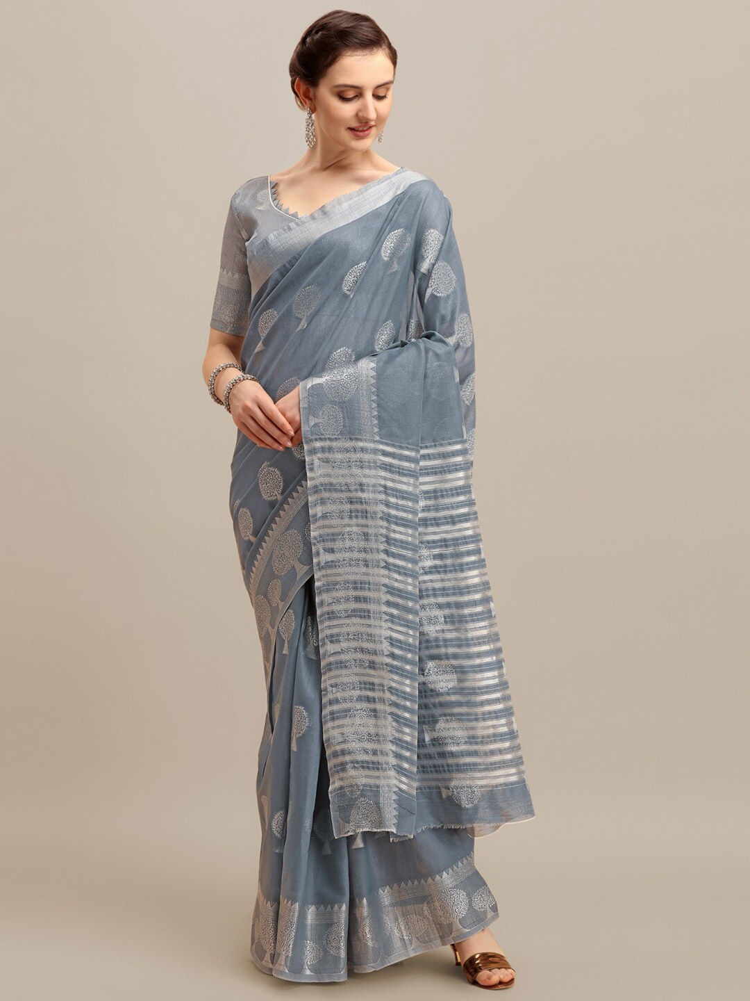 

RAJGRANTH Grey & Silver-Toned Floral Zari Silk Cotton Banarasi Saree