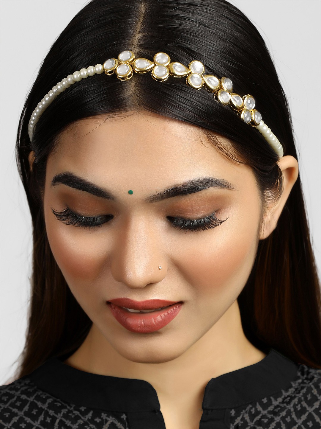 

KARATCART Women White Kundan and Pearl Studded Hairband, Gold