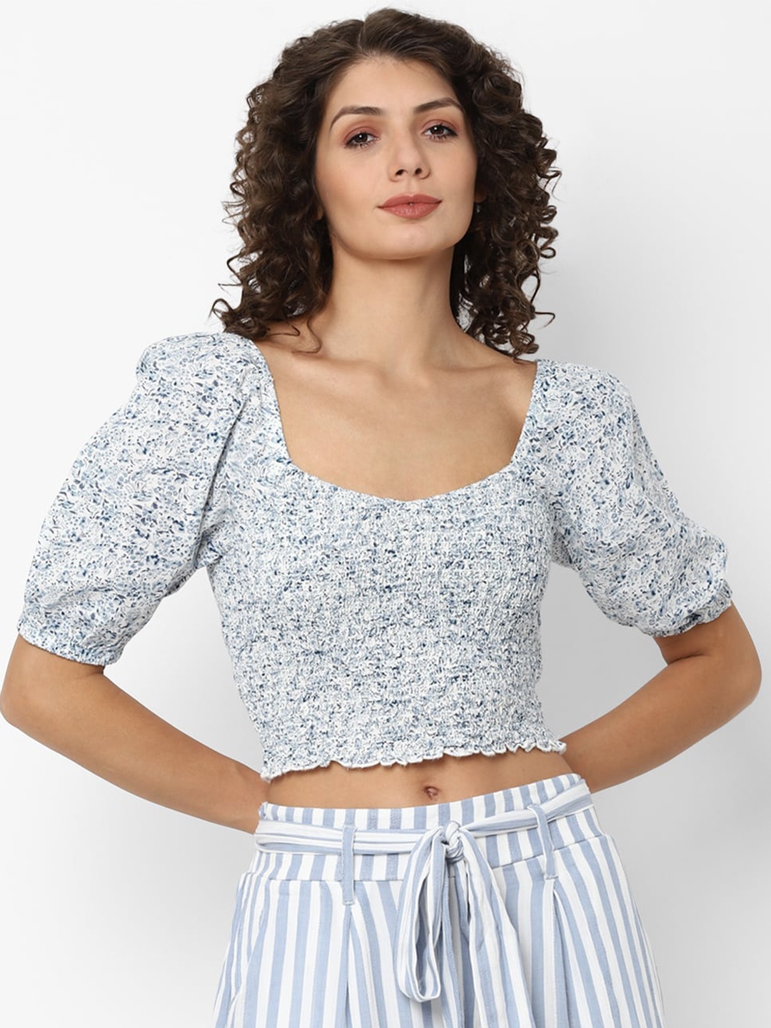 

AMERICAN EAGLE OUTFITTERS Blue & White Puff Sleeve Smocked Crop Top