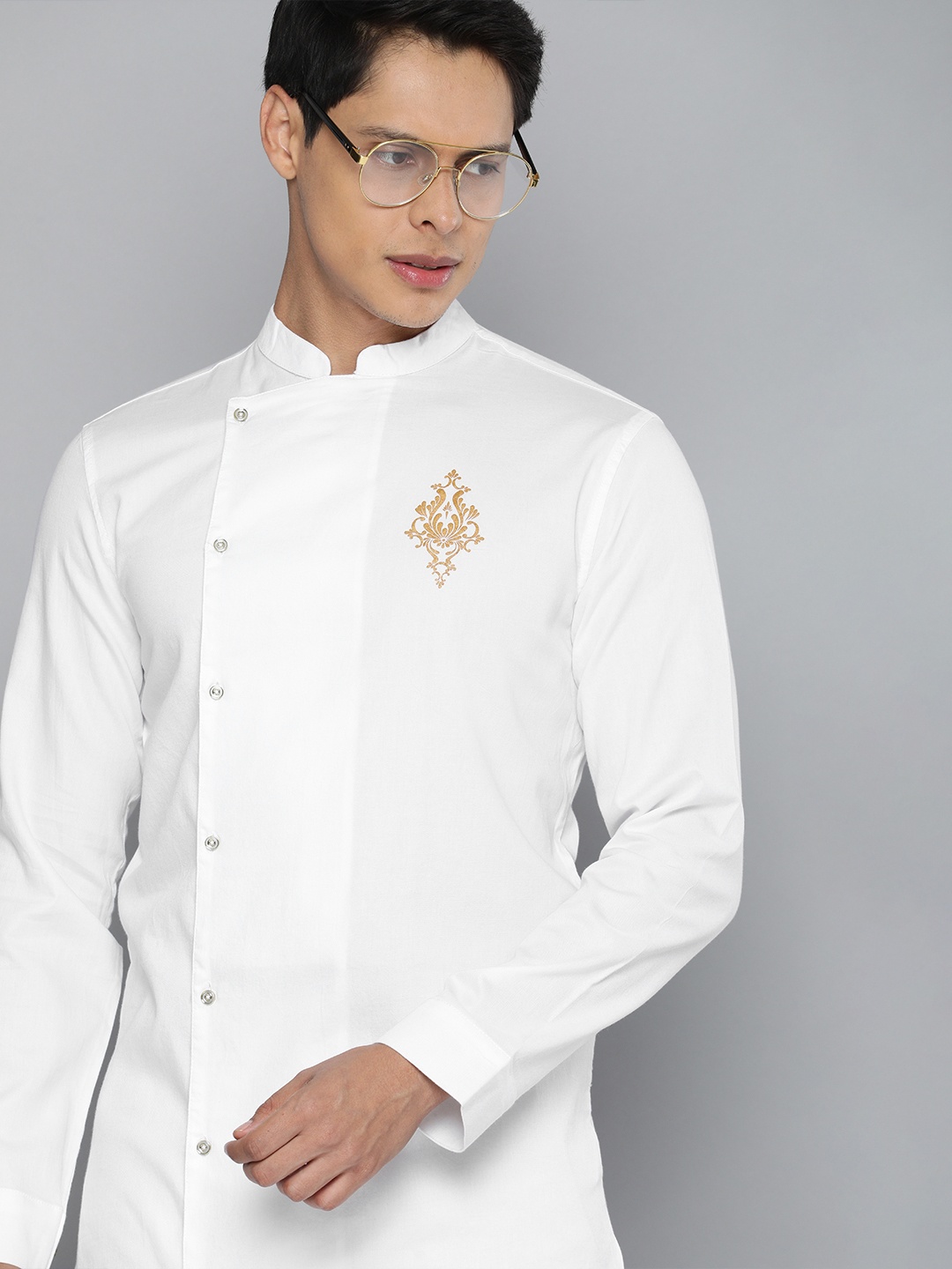

The Indian Garage Co Men White & Golden Solid Pure Cotton Assymetric Hem Angrakha Kurta