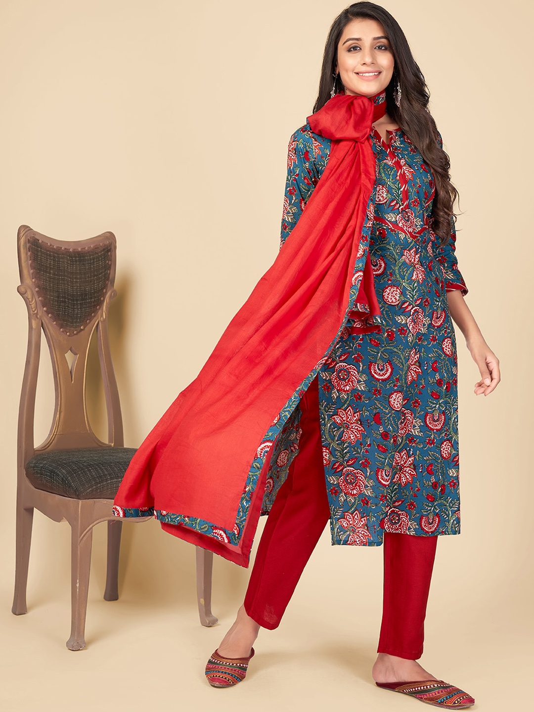

Vbuyz Women Blue Floral Printed Pure Cotton Kurta with Trousers & Dupatta