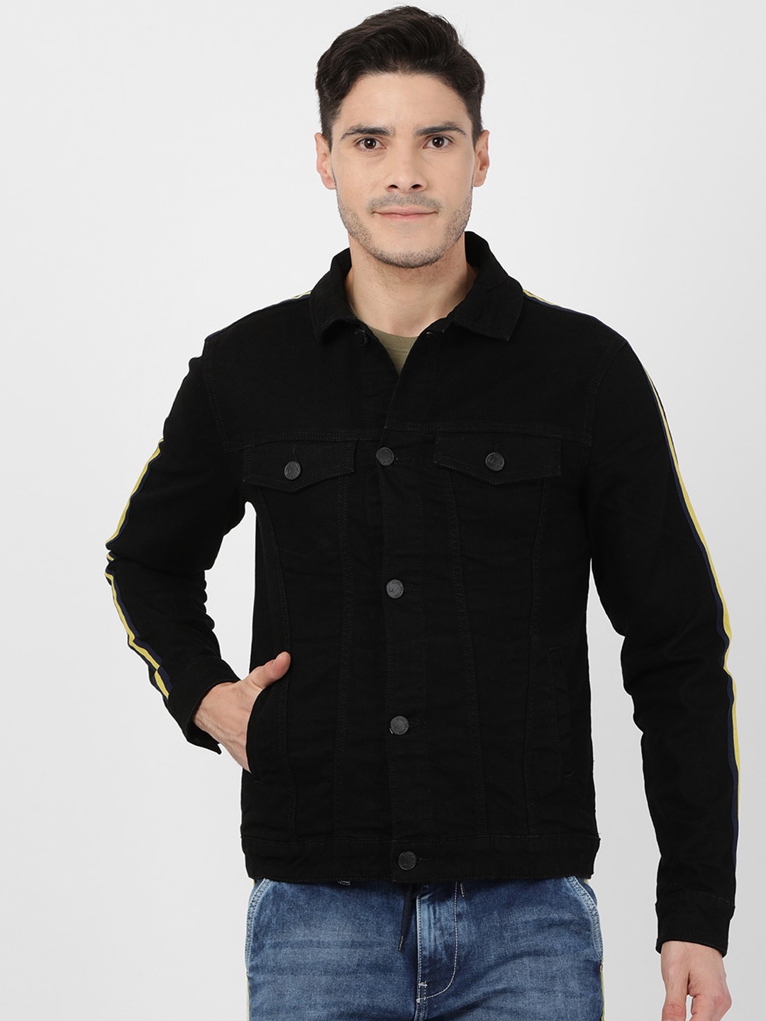 

Llak Jeans Men Black Solid Denim Jacket