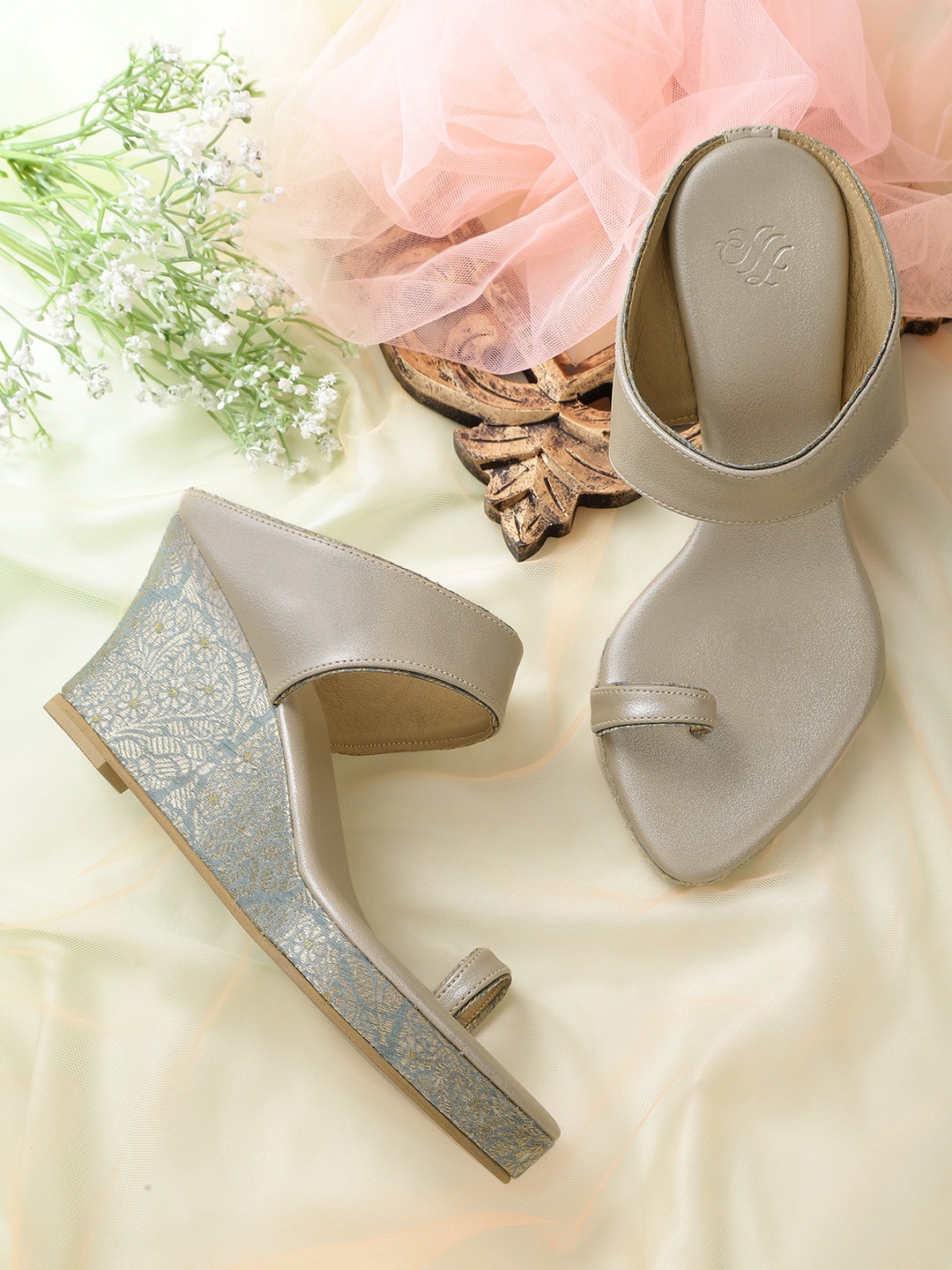 

House of Pataudi Gold-Toned Solid Handcrafted Wedges with Pouch