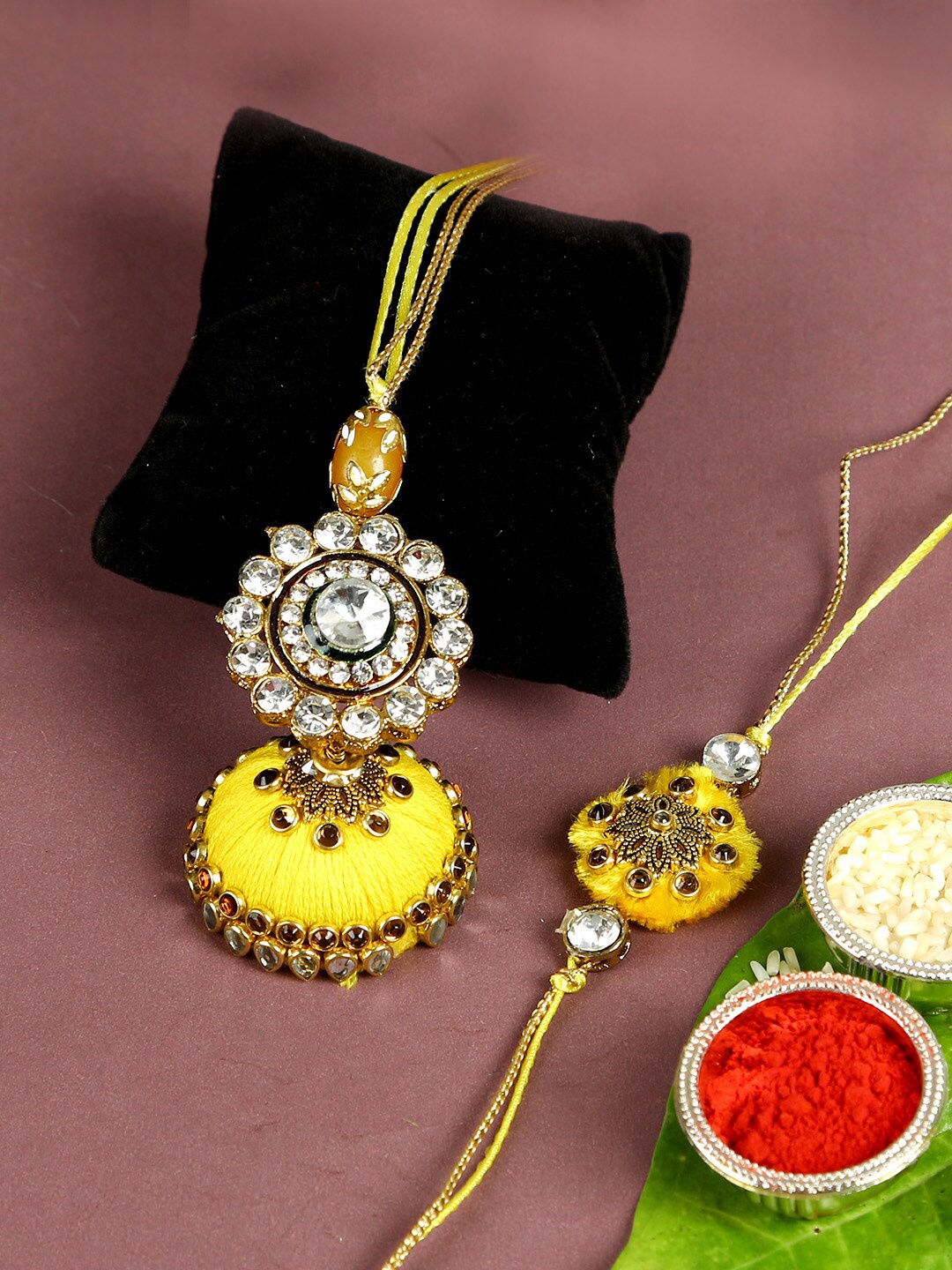 

Aapno Rajasthan Multicoloured Rakhi Gift Set, Yellow