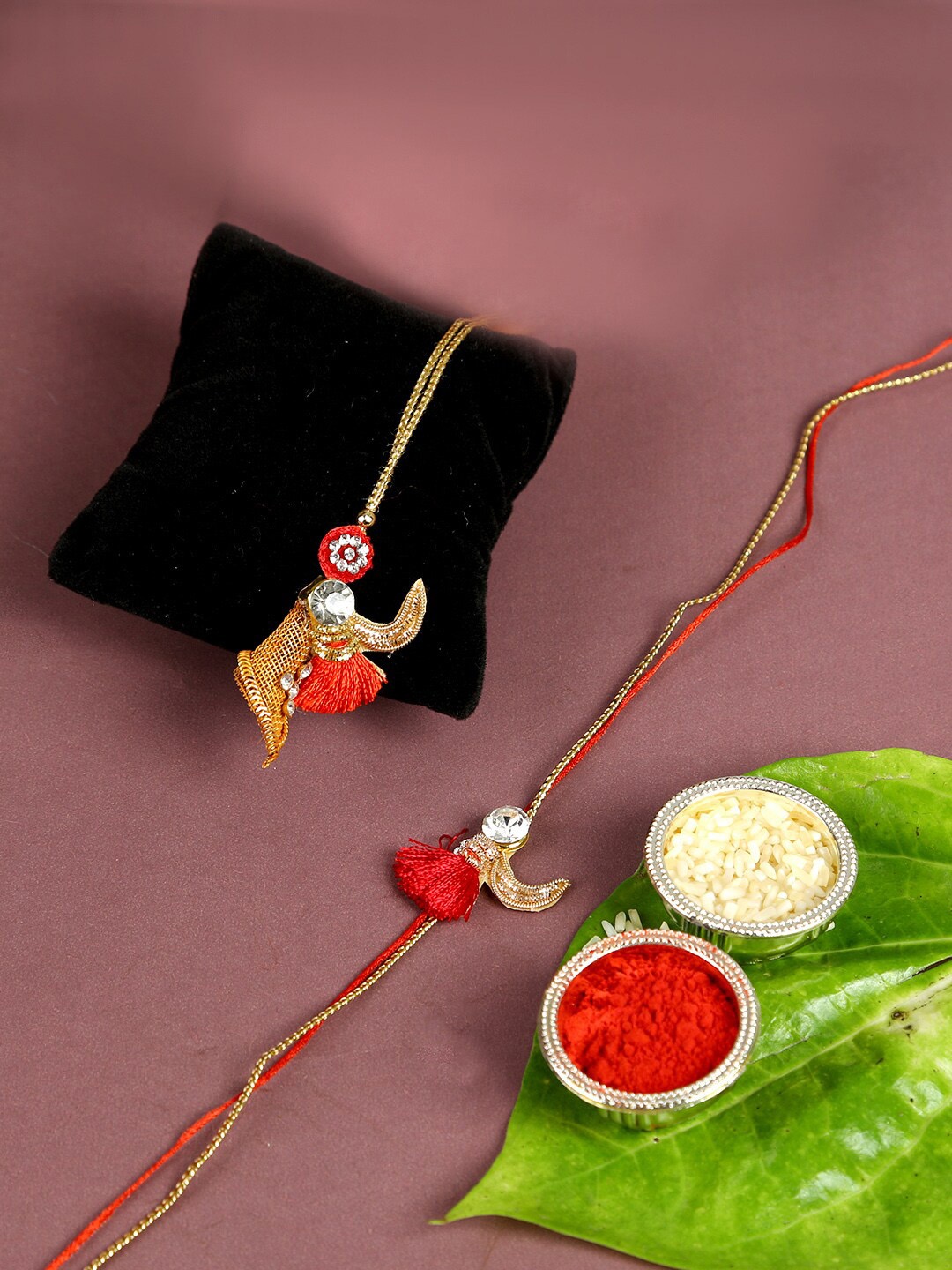 

Aapno Rajasthan Multicoloured Rakhi Gift Set, Red